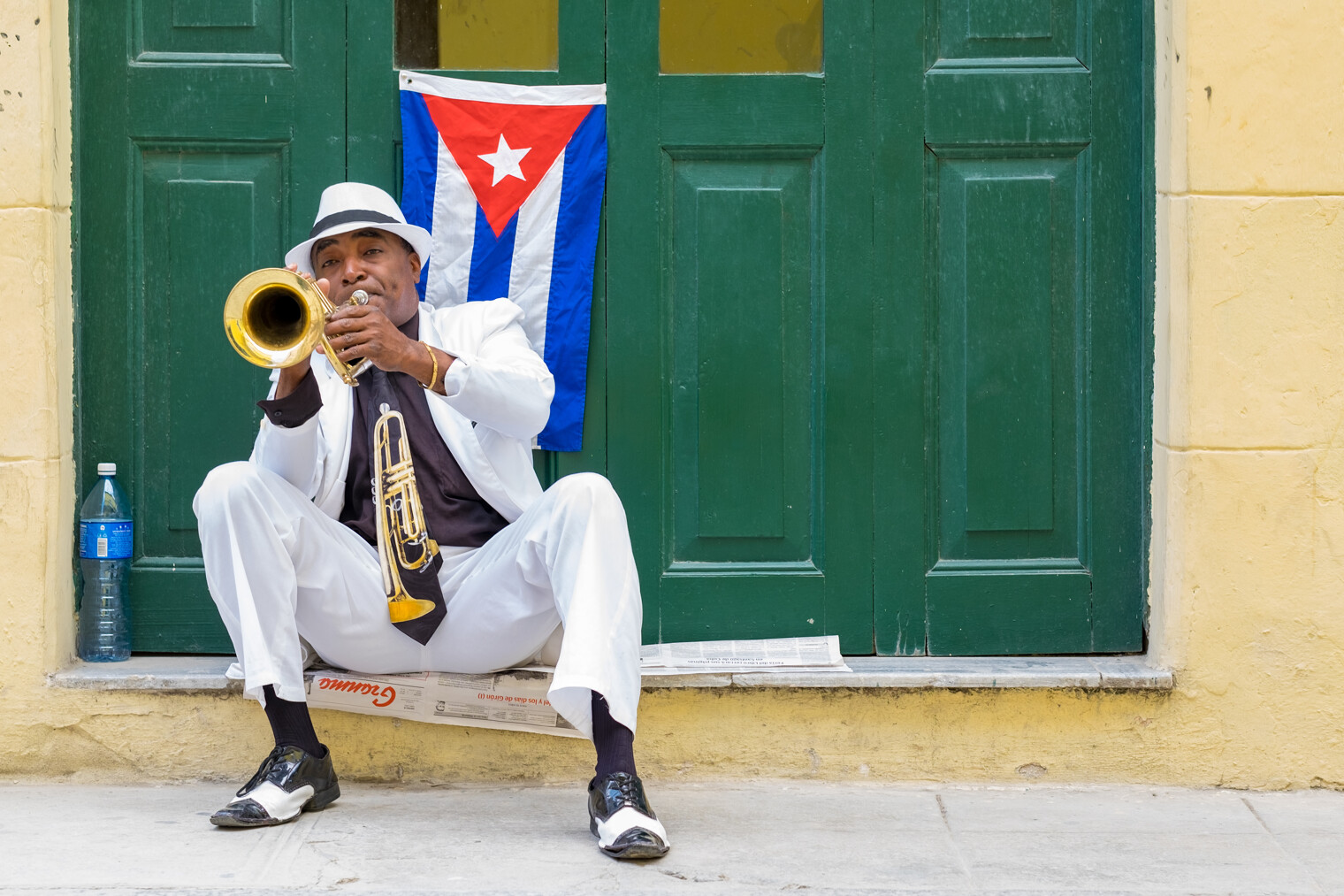Un joueur de trompette cubain assis sur une marche dans La Havane à Cuba