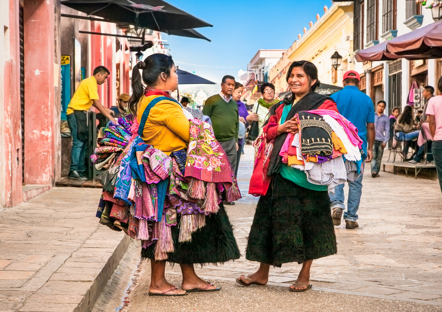 Une rue de la ville de San Cristobal de las Casas avec ses habitants