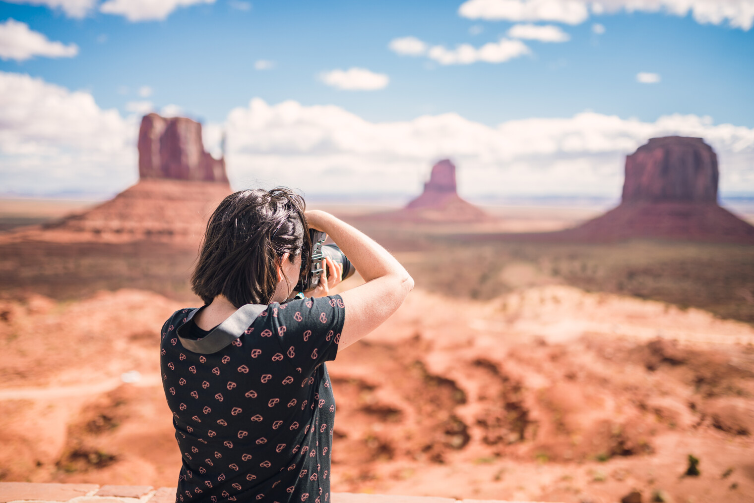 Une femme en train de photographier monument Valley aux Etats-Unis