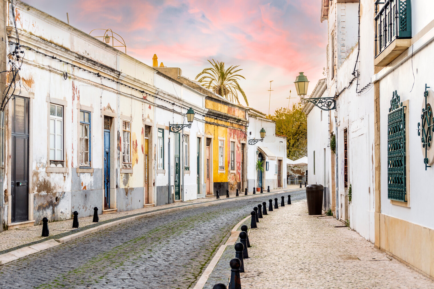 Vue sur de vieilles bâtisses à Faro au Portugal