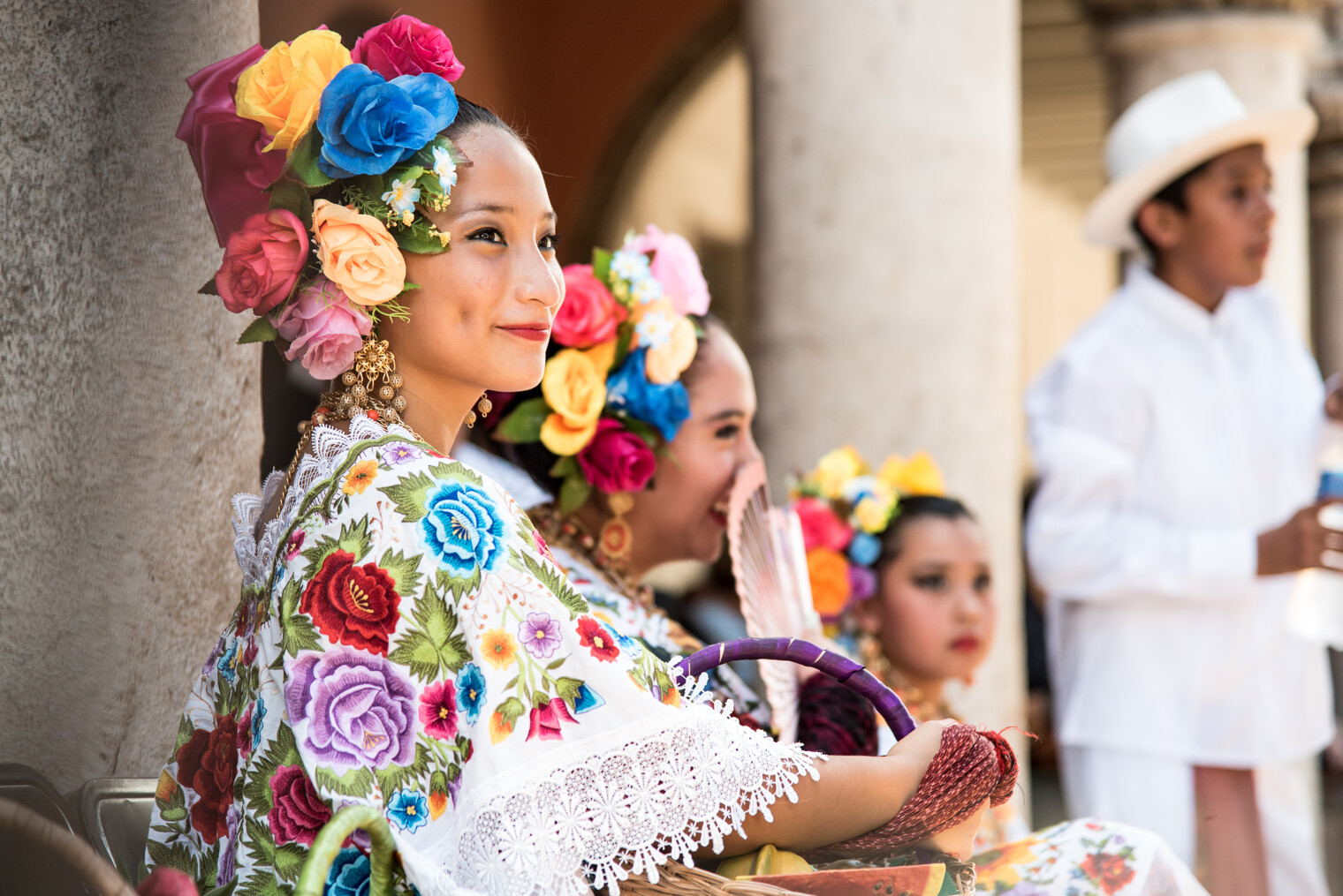 Femmes mexicaines en costume fleuri traditionnel