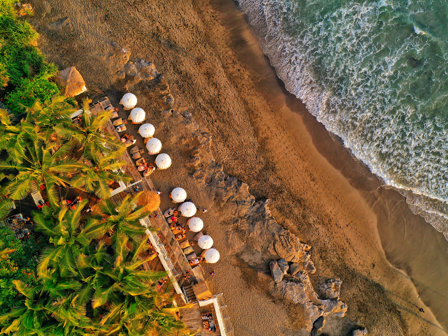 Vue aérienne sur une plage balinaise avec des restaurants face à la mer