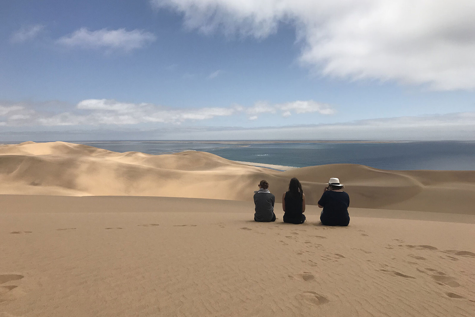 les copines admirent le paysage de dunes