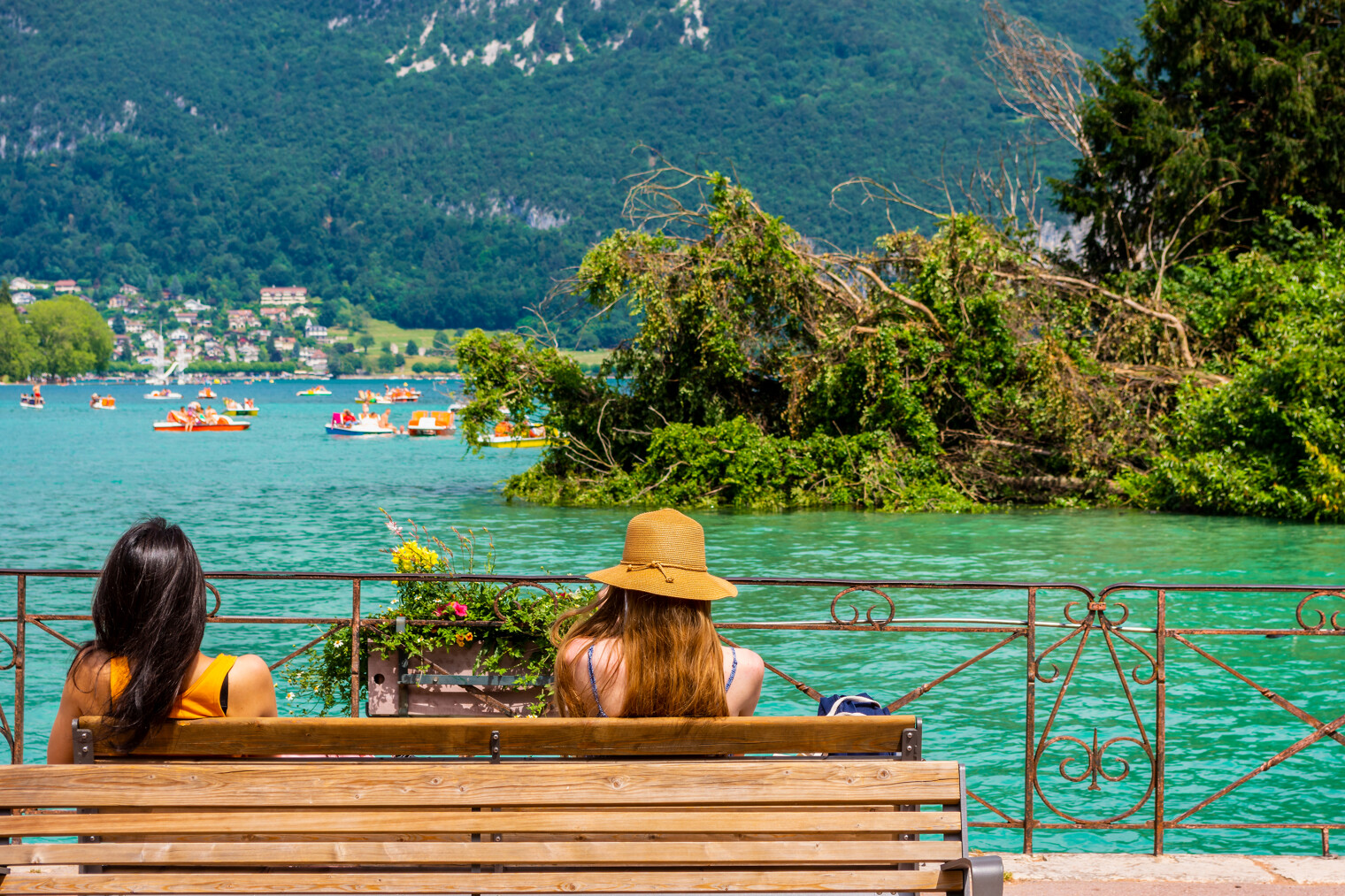 2 femmes sur un banc en train de regarder le lac d'Annecy