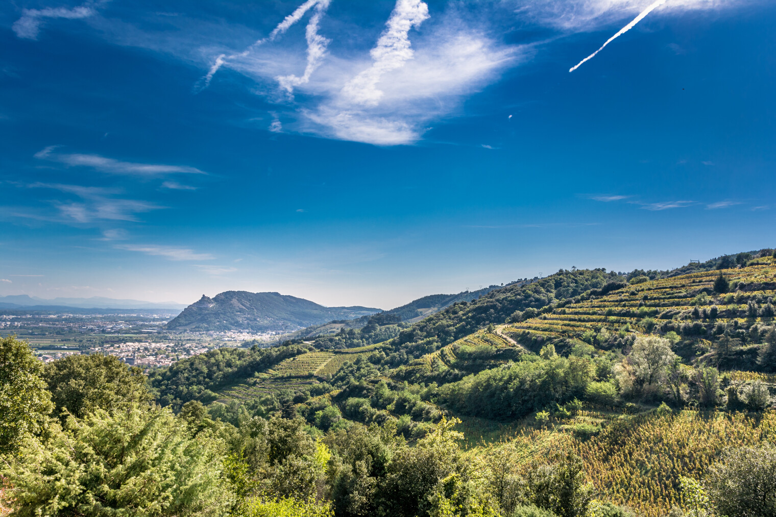 Un paysage ardéchois avec vue sur les montagnes