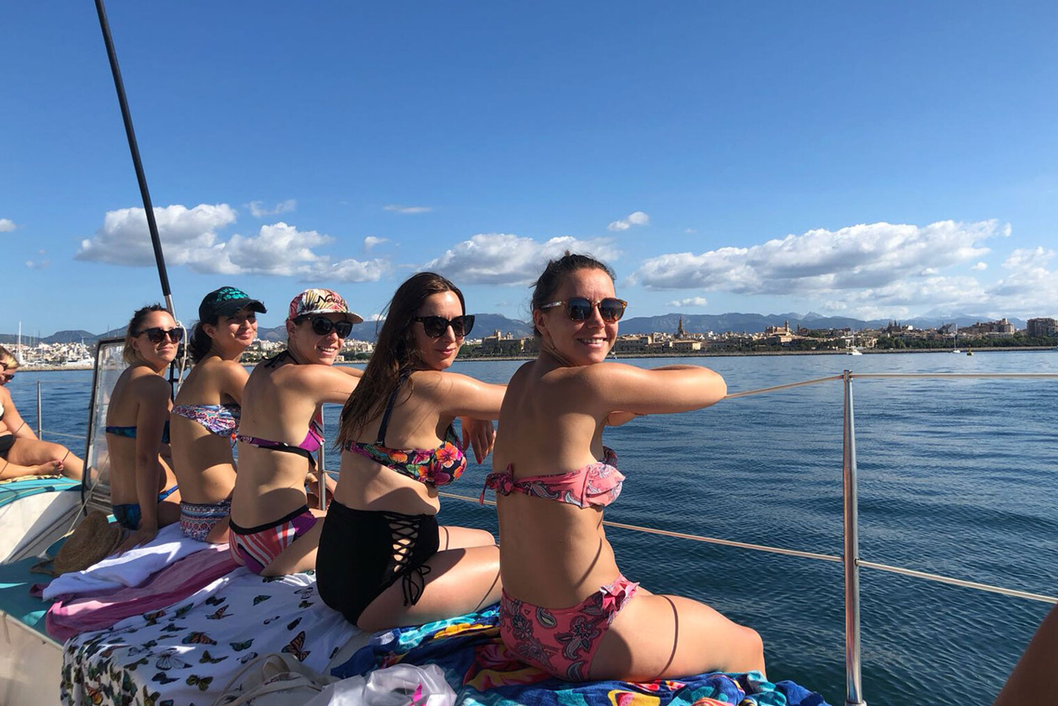 en train de prendre le soleil sur le bateau