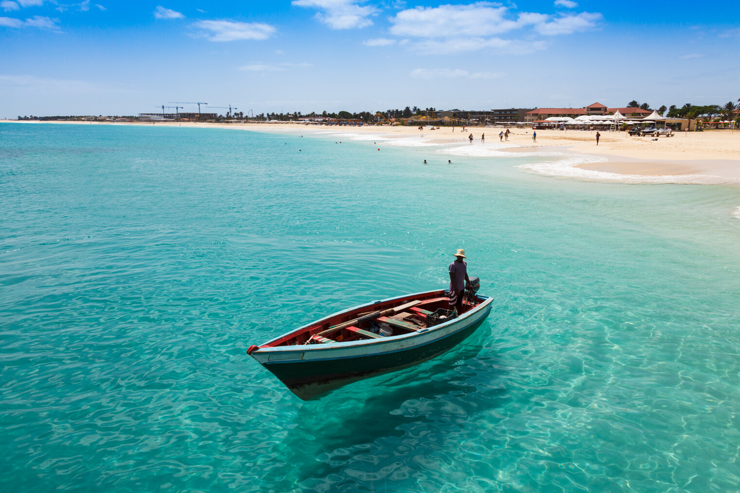 Bateau de pêche traditionnel sur une plage du Cap Vert