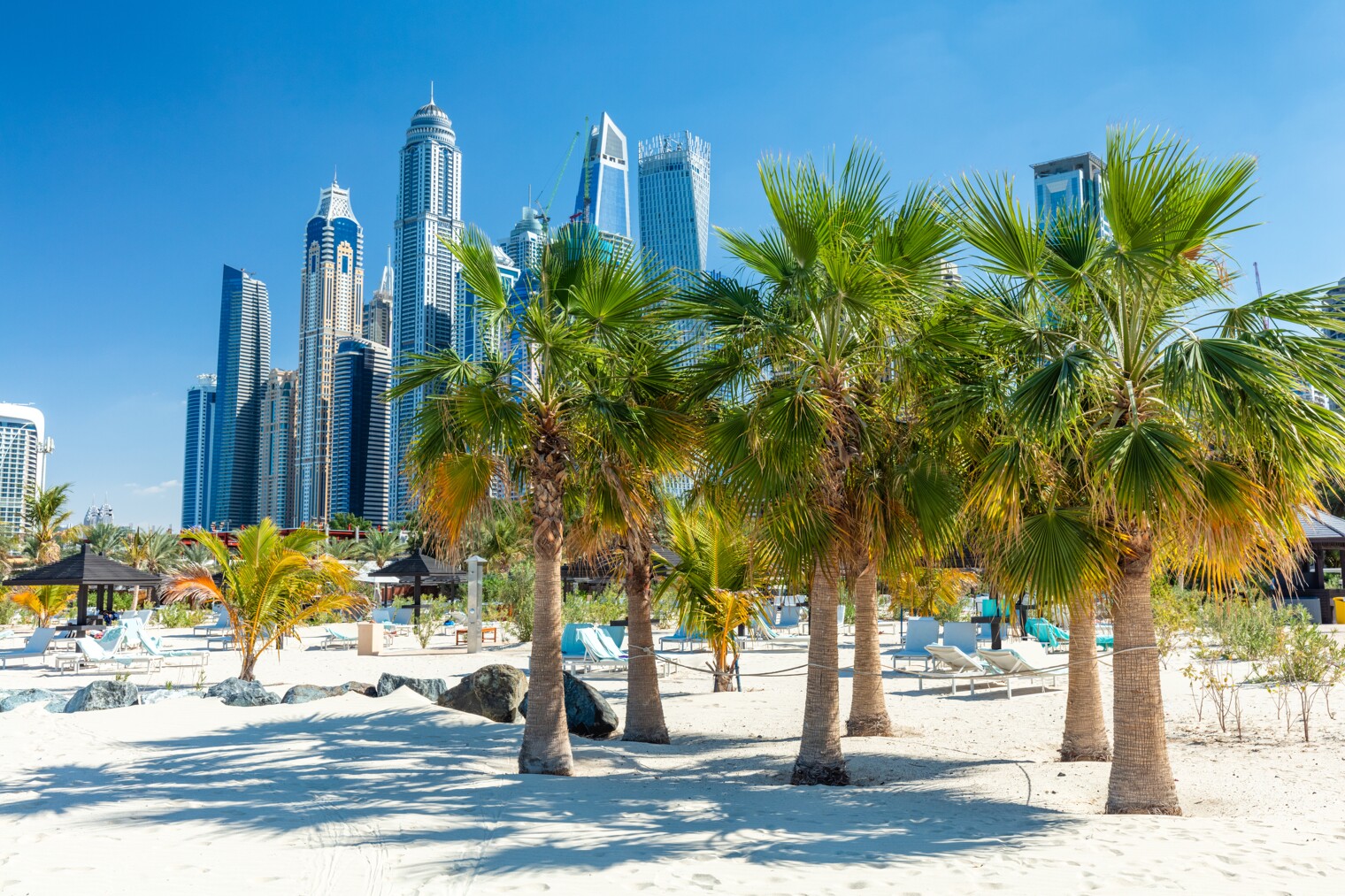 Plage de Dubaï avec vue sur les grattes-ciel