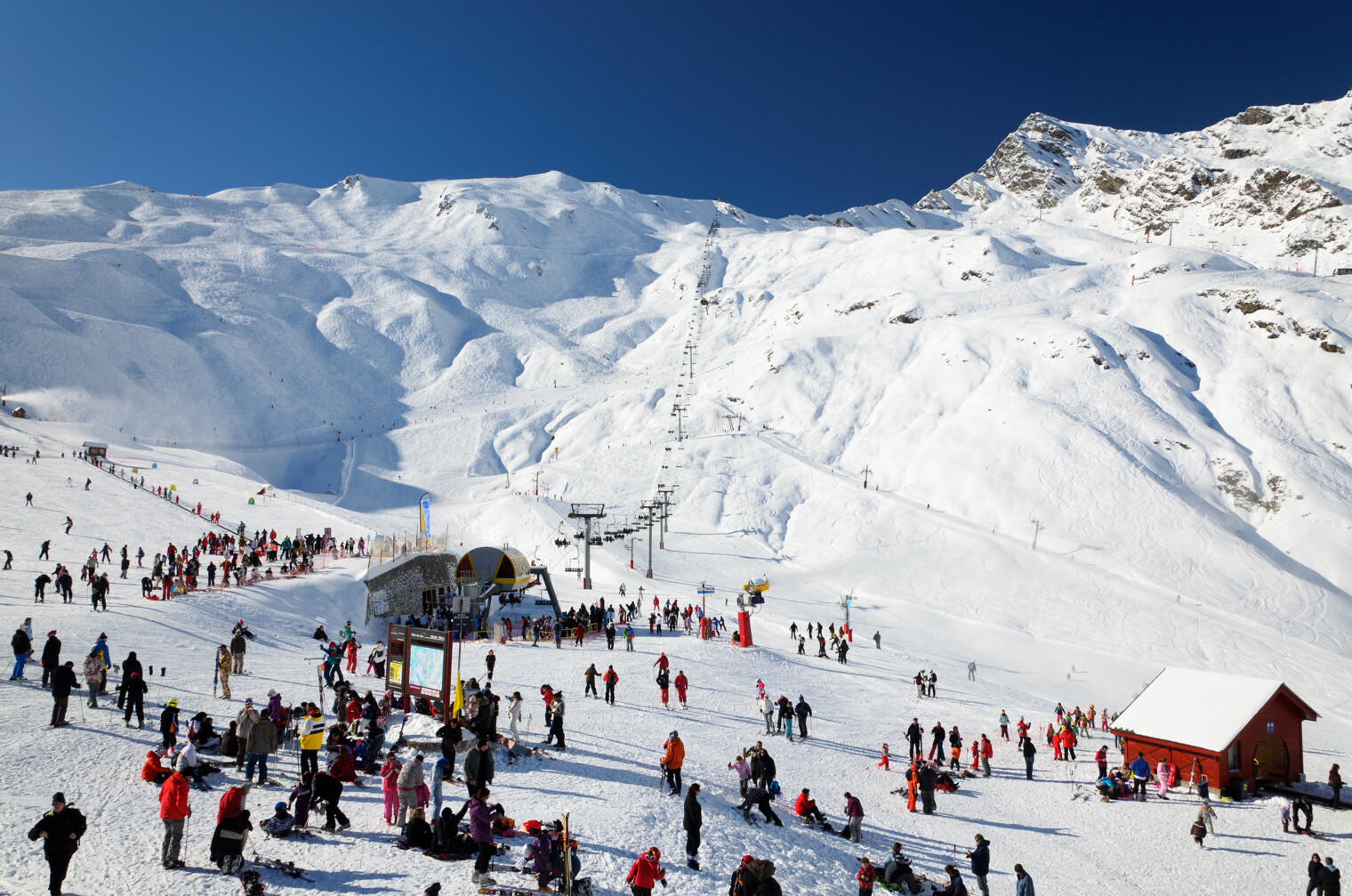 Les pistes enneigées de Cauterets avec des skieurs