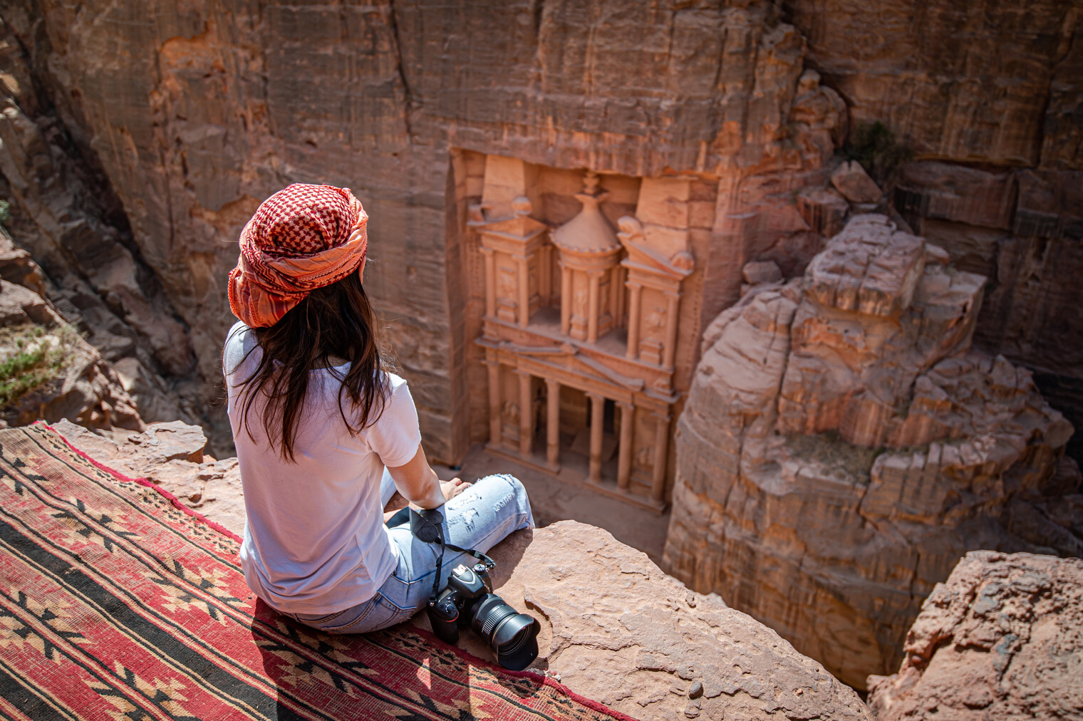 Femme face à la ville antique de Pétra en Jordanie