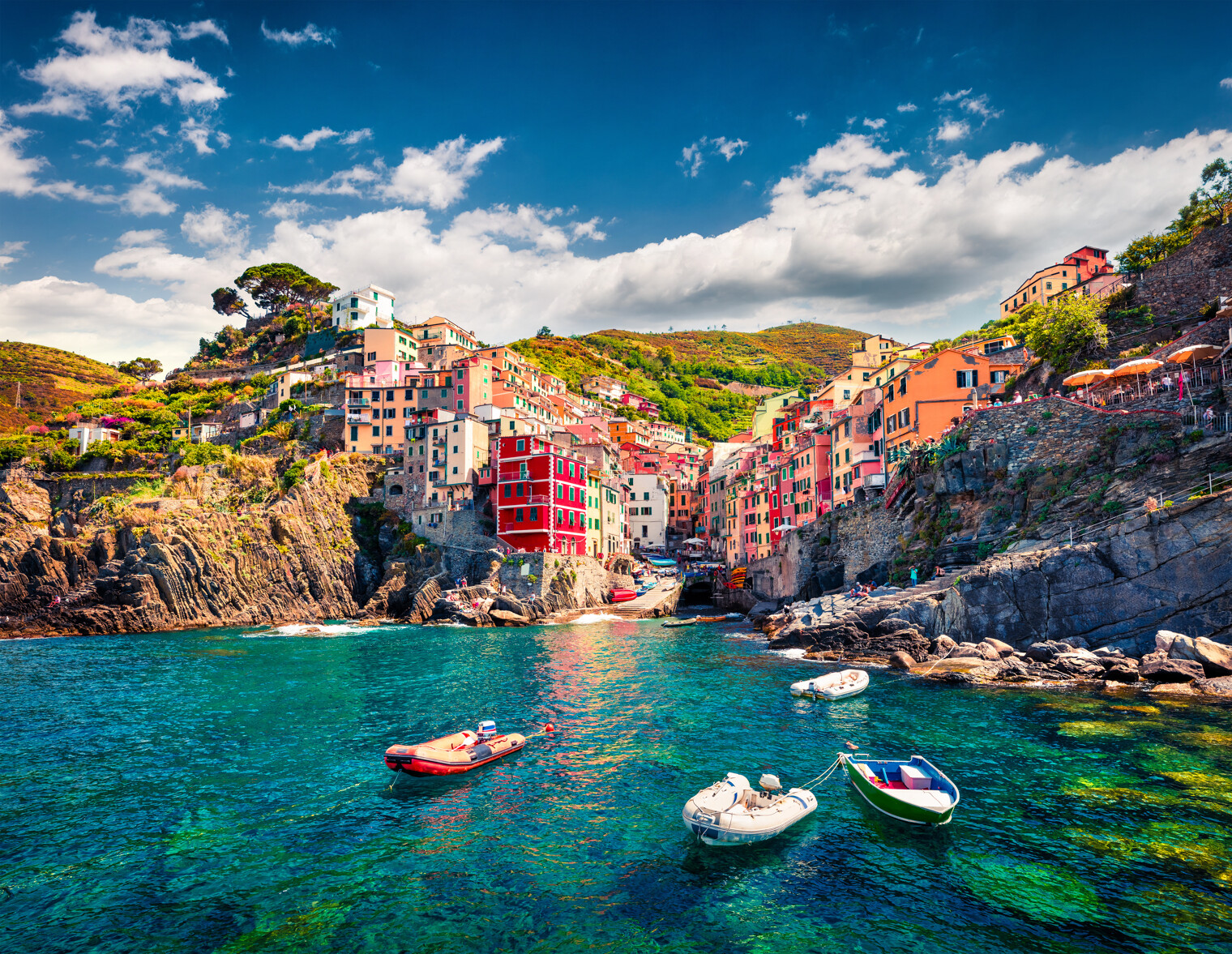 Vue sur le port de Riomaggiore et ses maisons colorées depuis la mer