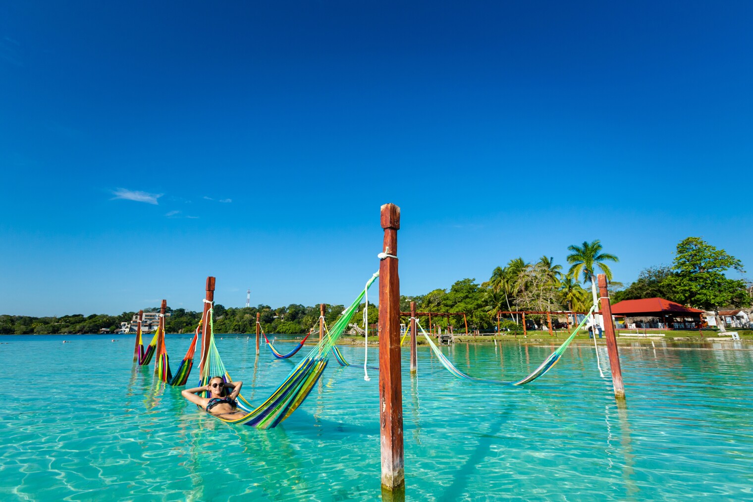 Une femme dans un hamac à la Laguna Bacalar à Cancun au Mexique