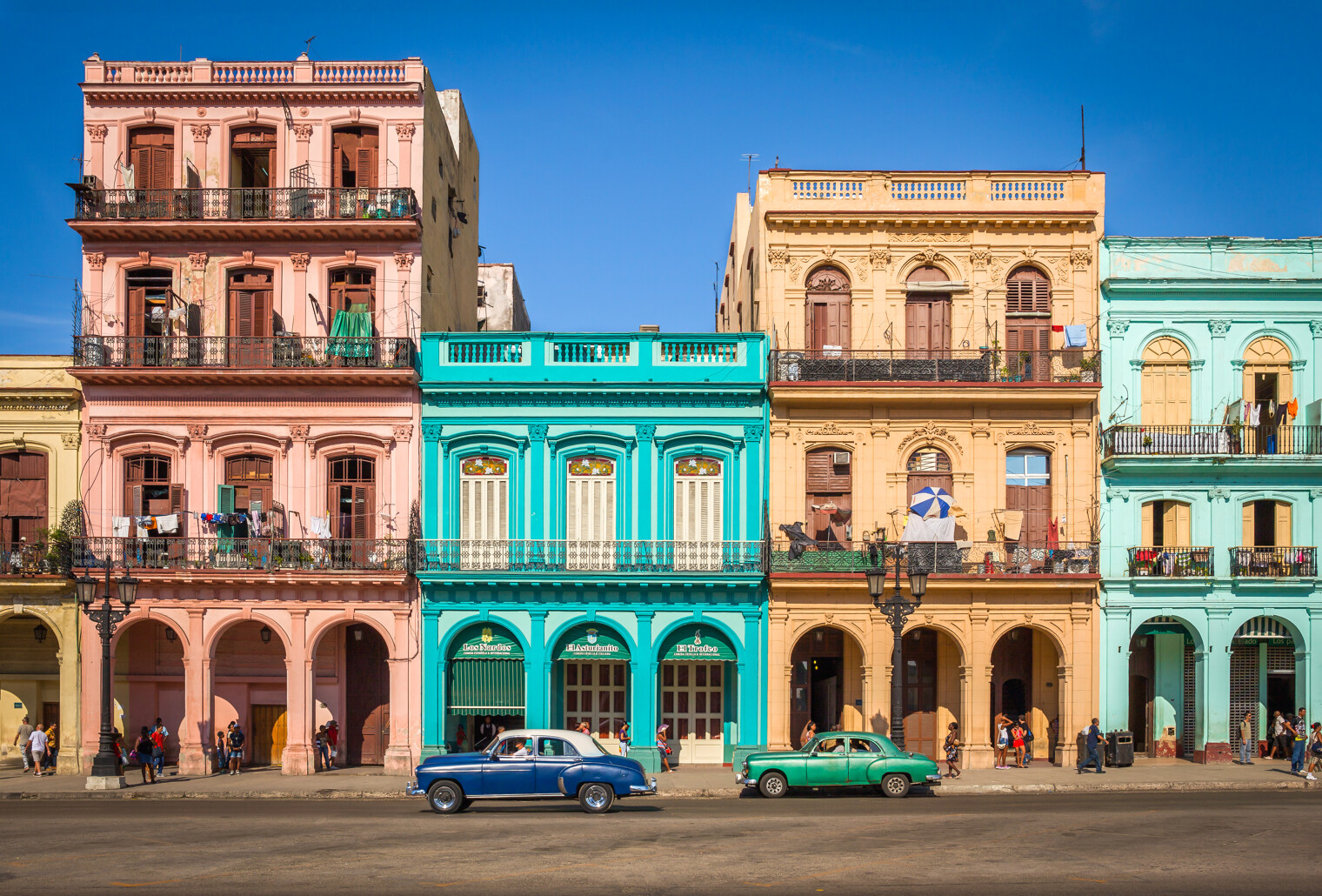 Bâtisses colorées à La Havane à Cuba
