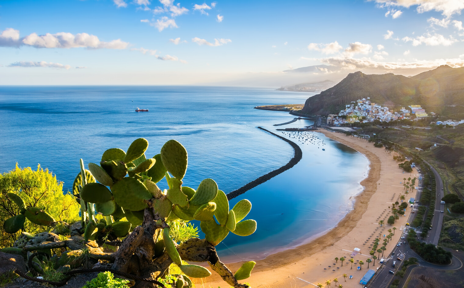 Point de vue sur la plage de las Teresitas à Santa Cruz de Tenerife aux îles Canaries