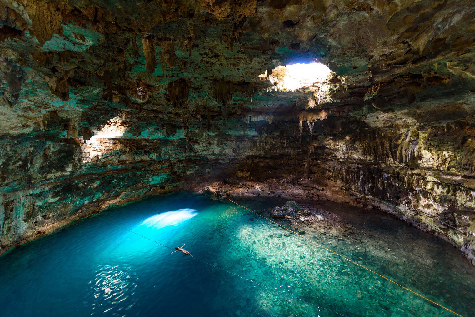Cenote Samula Dzitnup dans le Yucatan au Mexique