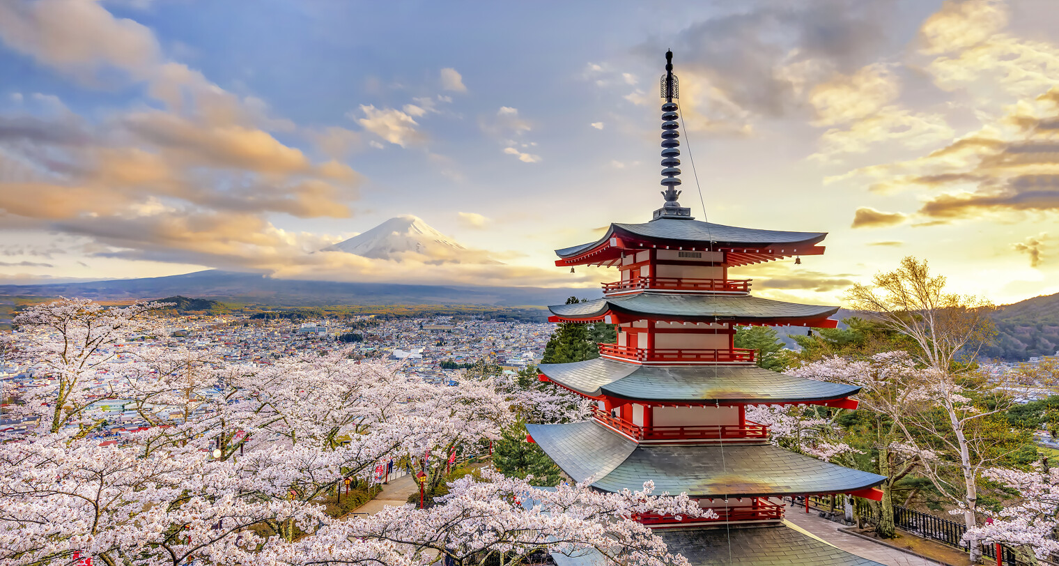 Pagode de Chureito avec en fond le Fuji au coucher du soleil