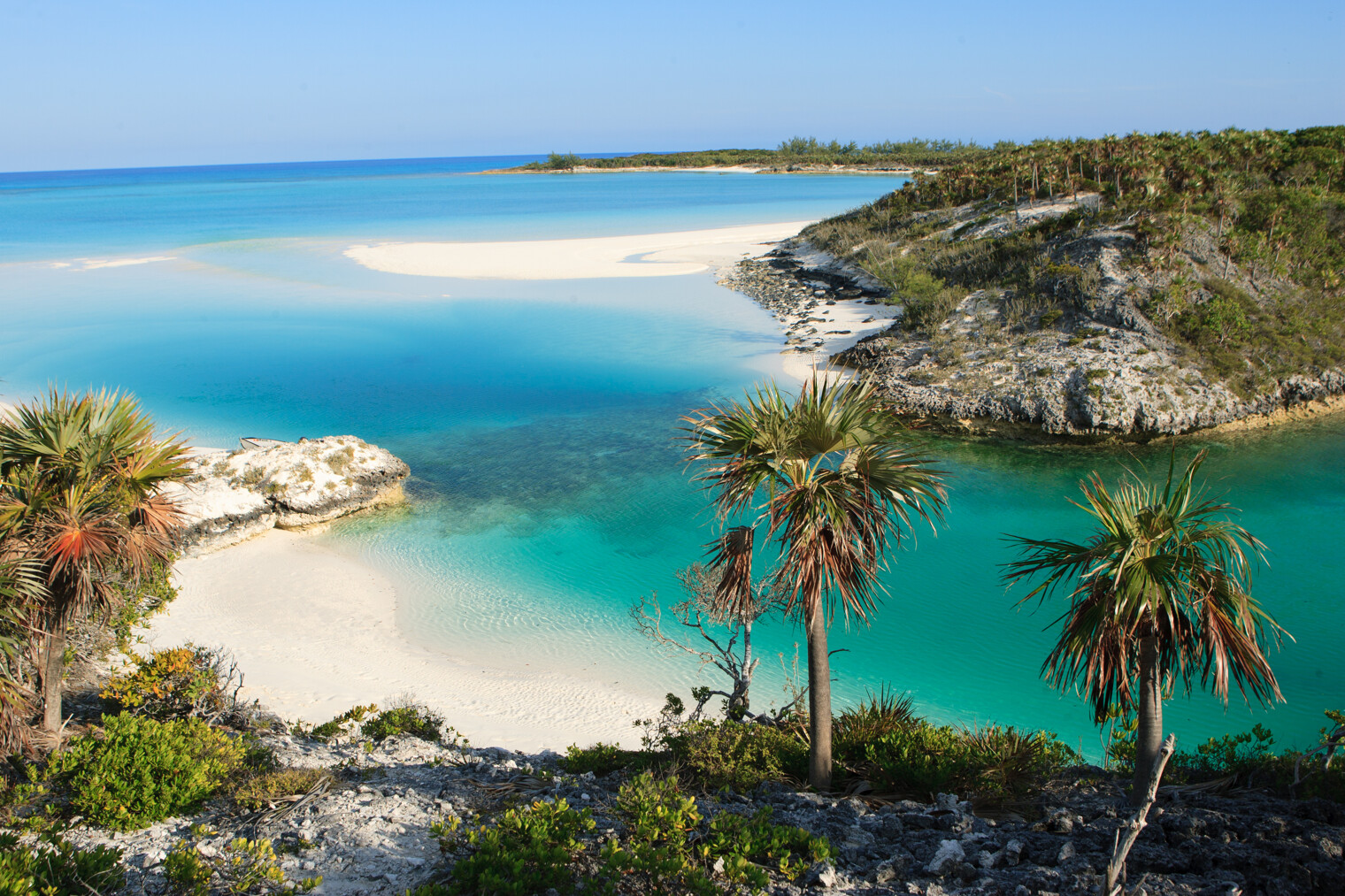 Vue sur une petite plage paradisiaque des Bahamas