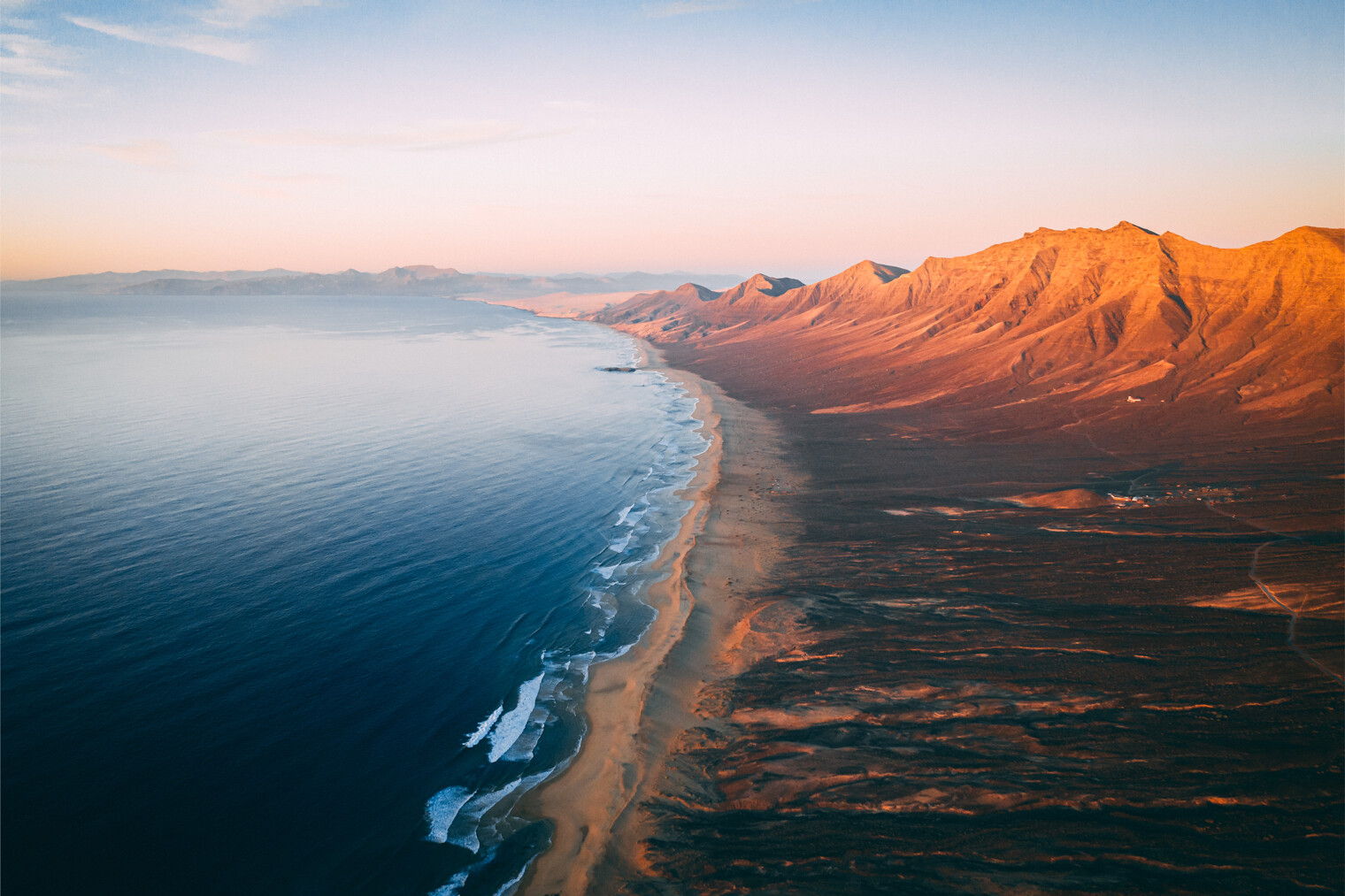 Vue aérienne de la vallée de la plage de la cofete à Ferteventura