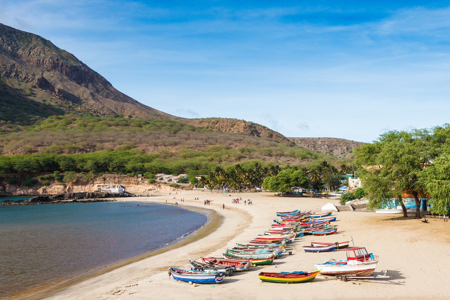 Plage avec des bateaux traditionnels sur l'île de Santiago au Cap Vert