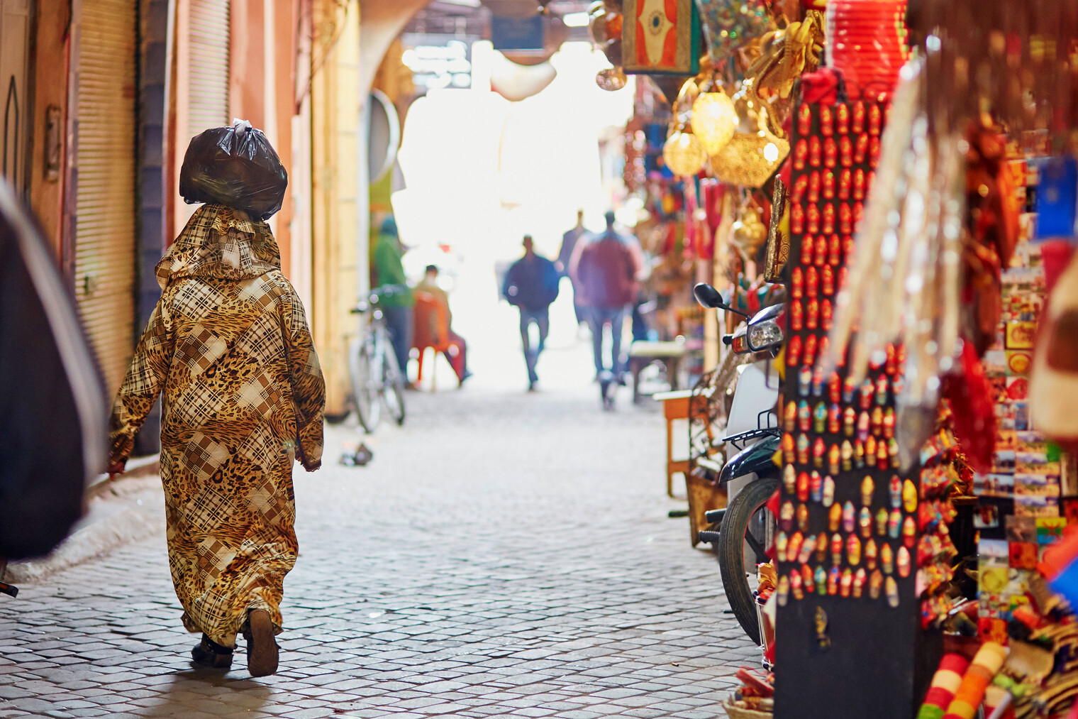 Une vue dans le souk de Marrakech avec les boutiques ouvertes sur rue