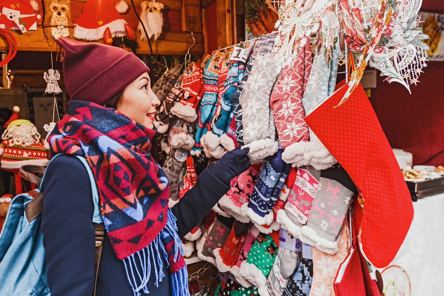 Une femme au marché de Noël de Prague en train de faire des emplettes