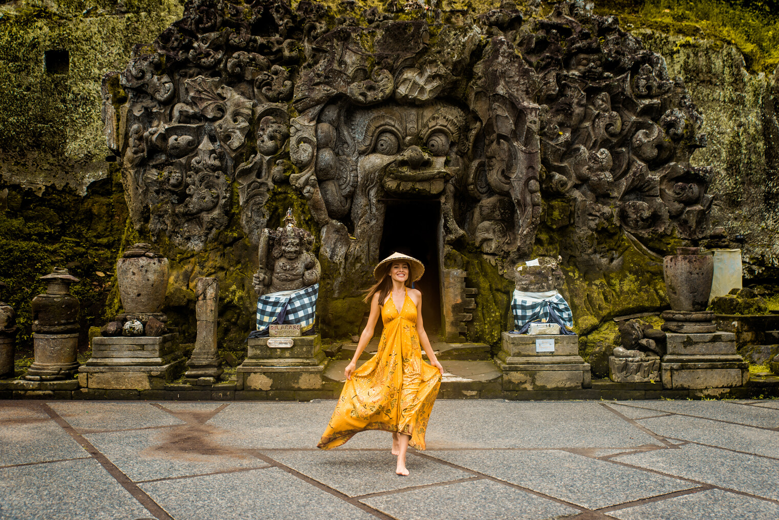 Une femme devant l'entrée d'un temple proche d'Ubud à Bali