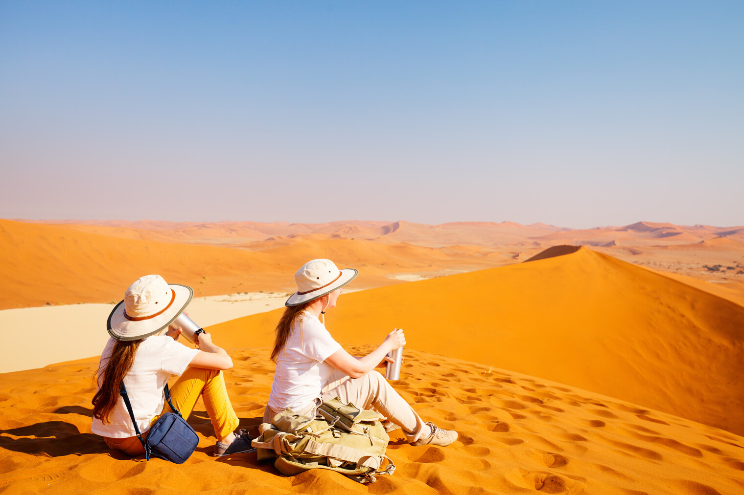 Deux femmes sur une dune au beau milieu du désert