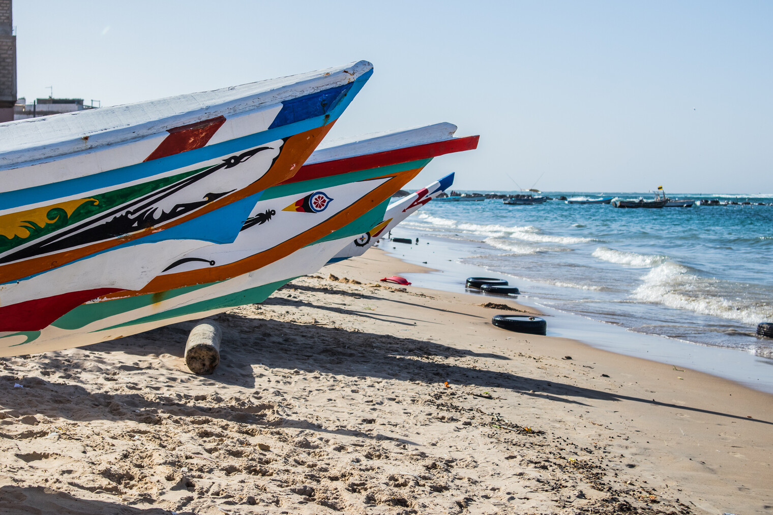 Bateaux de pêche typique à Dakar au Sénégal