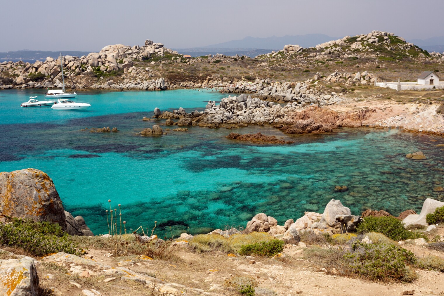 Eau cristalline sur la côté rocheuse des îles Lavezzi, Corse
