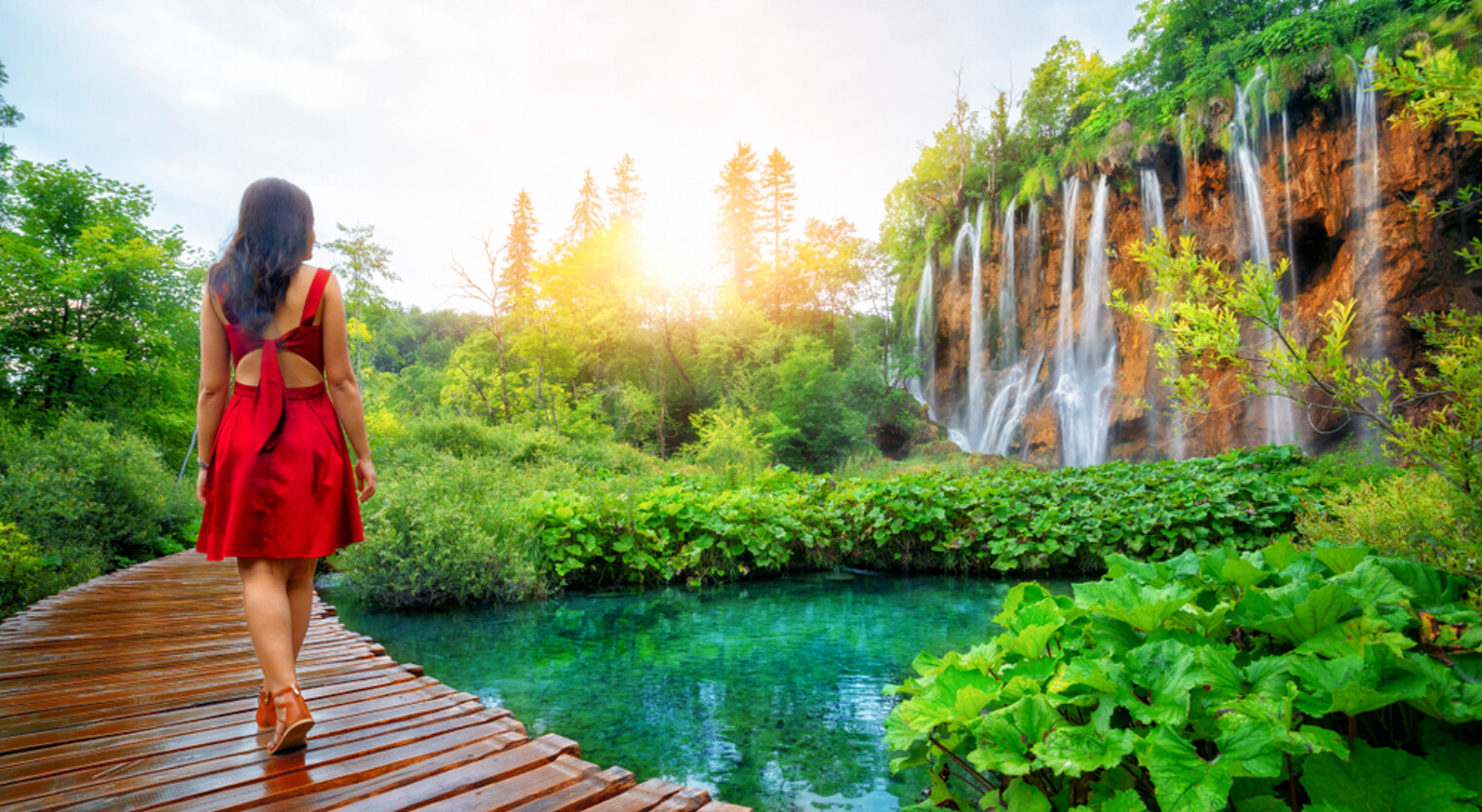Une voyageuse solo qui visite le Parc national dePlitvice en Croatie