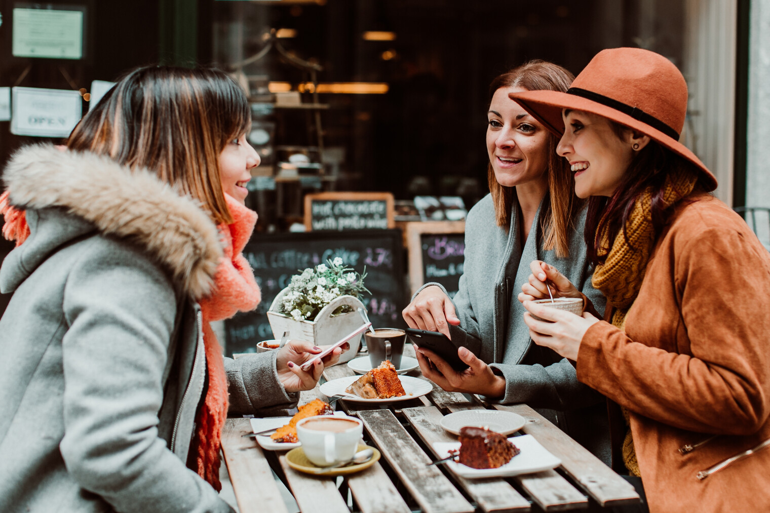 3 femmes en train de prendre un petit déjeuner à la terrasse d'un restaurant