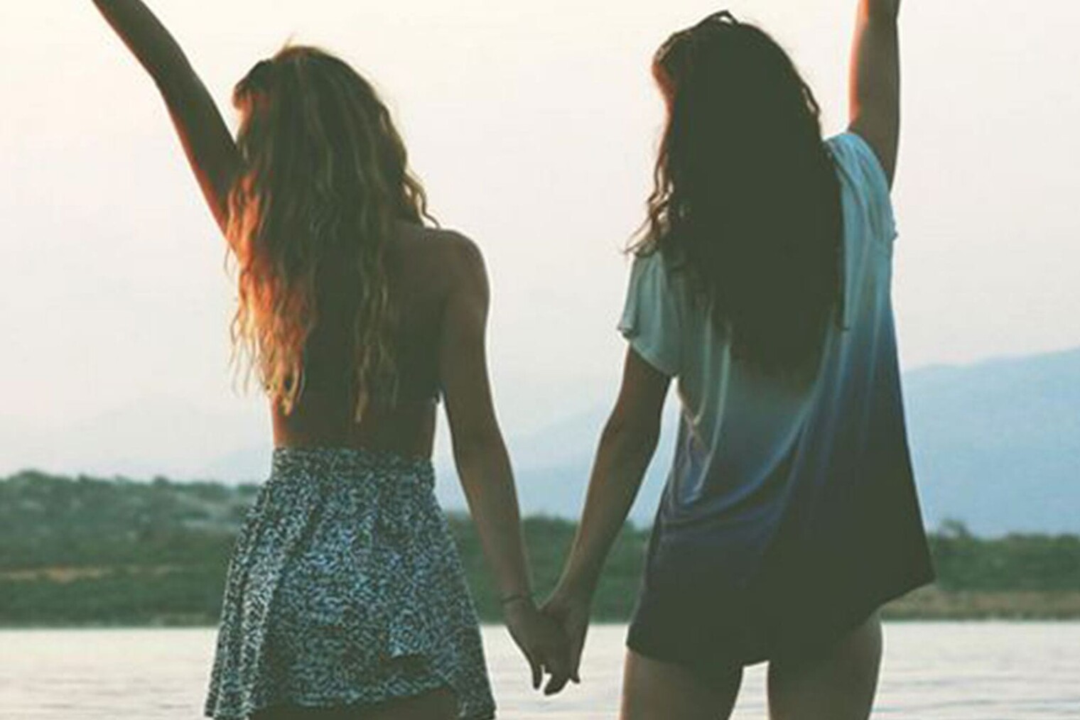 les copines devant un lac