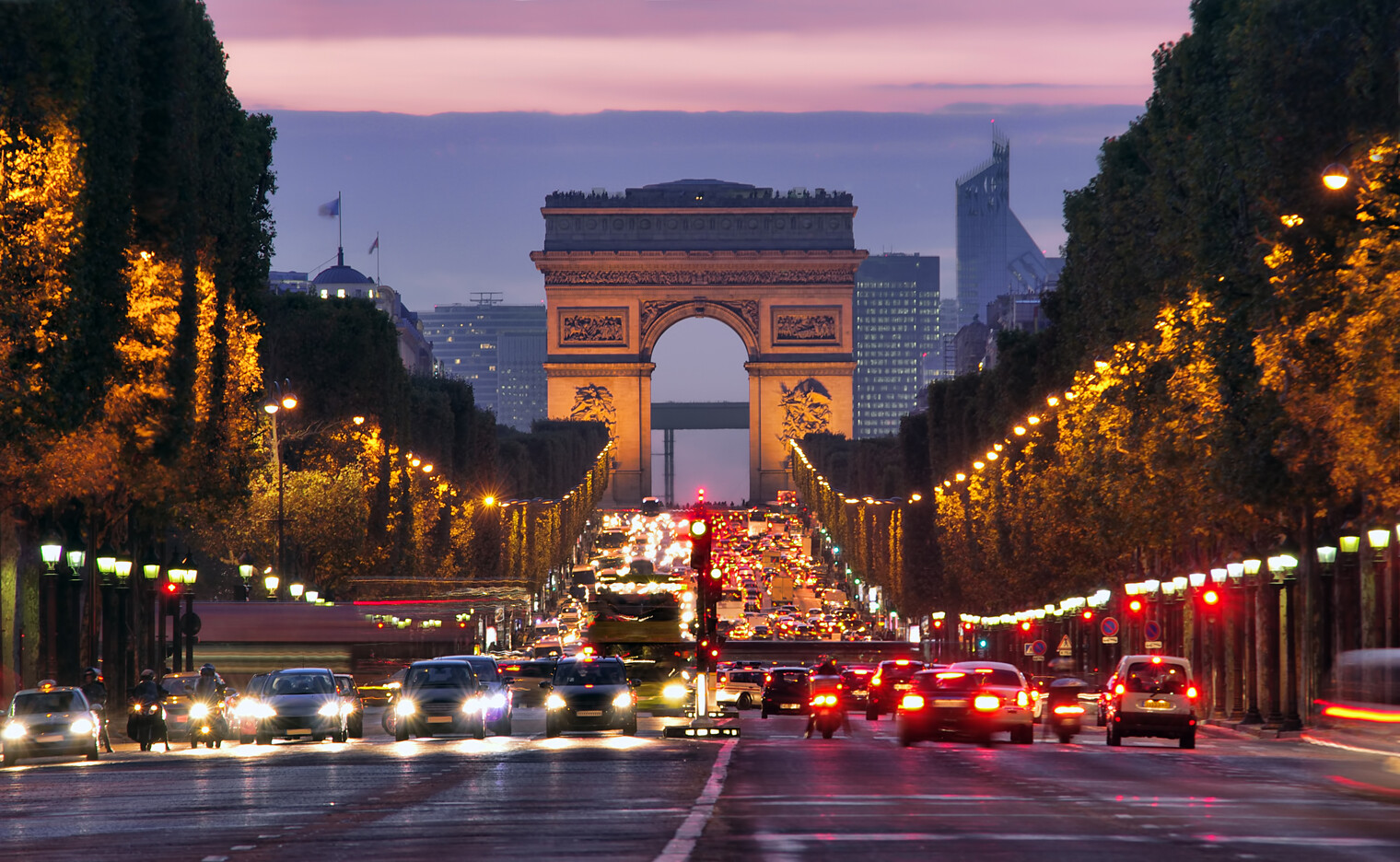Les Champs-Elysées de Paris la nuit