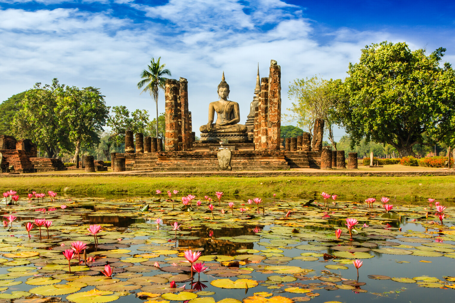 La statut de Bouddha à Wat Mahathat dans le parc de Sukhothai en Thaïlande