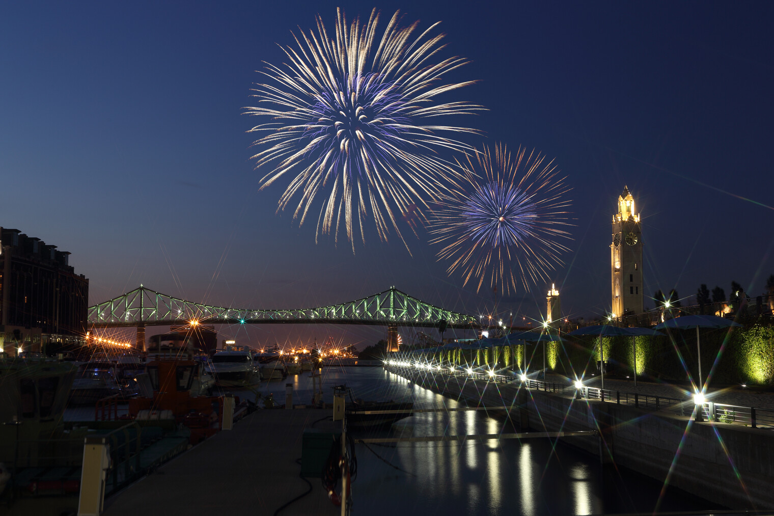 Feux d'artifice au dessus de la Tour de l'horloge à Montréal