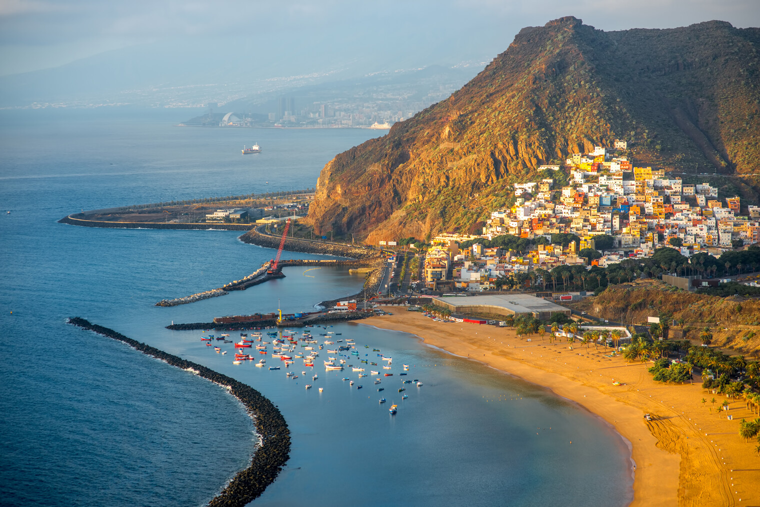 Vue aérienne sur la plage de Las Teresitas à côté de Santa Cruz de Tenerife