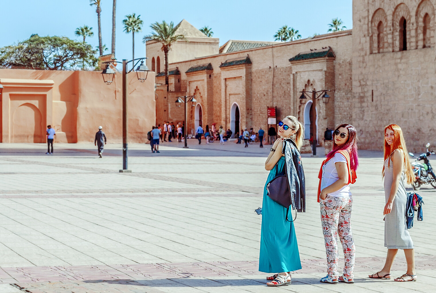 Trois copines se baladant à Marrakech