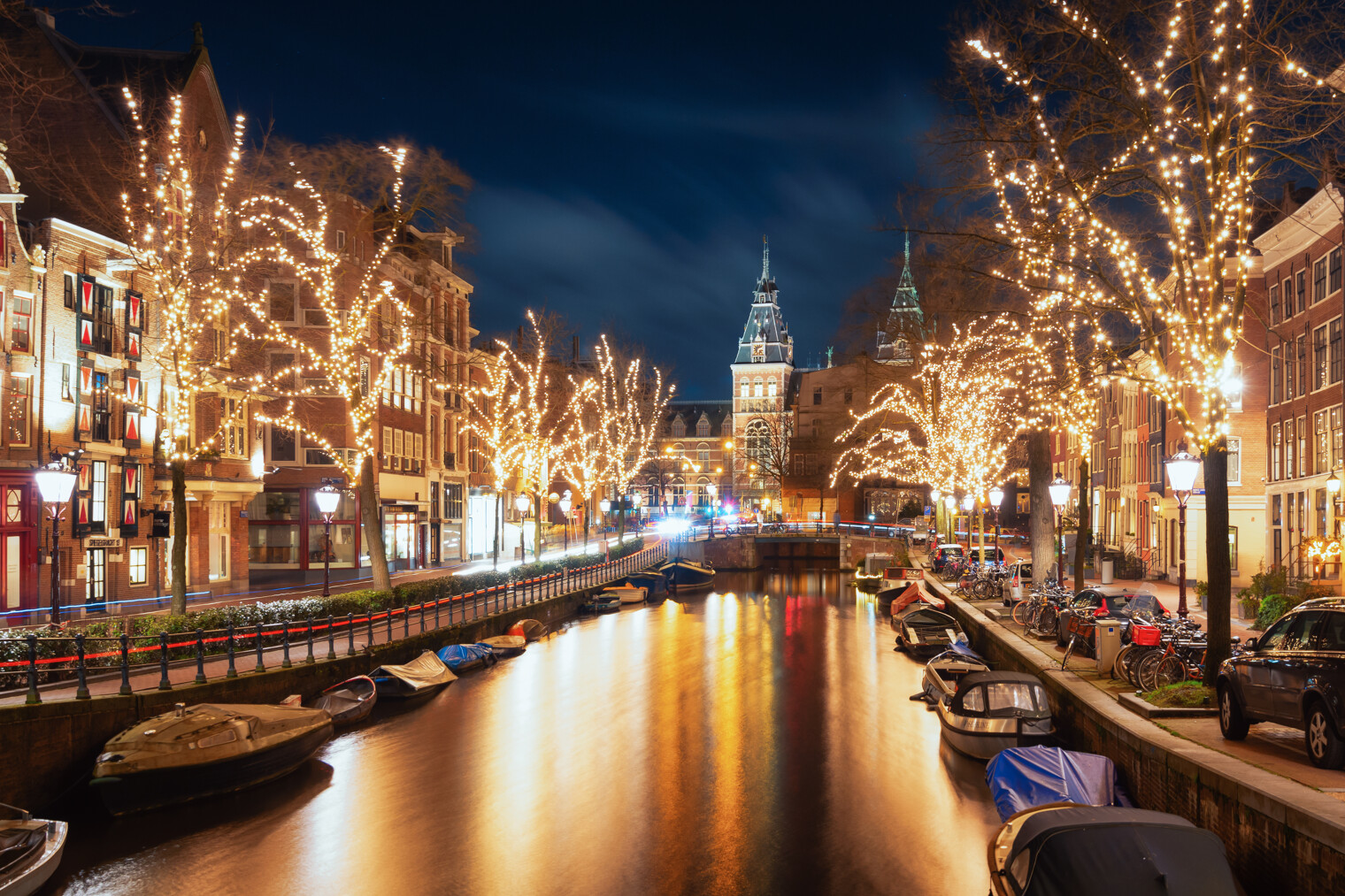 Amsterdam, ses canaux, ses bateaux et ses illuminations des fêtes de fin d'année