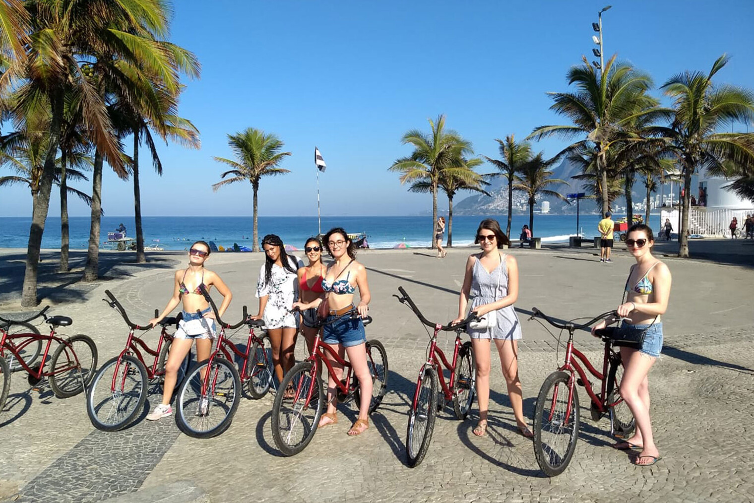 les copines en vélo sur la côte