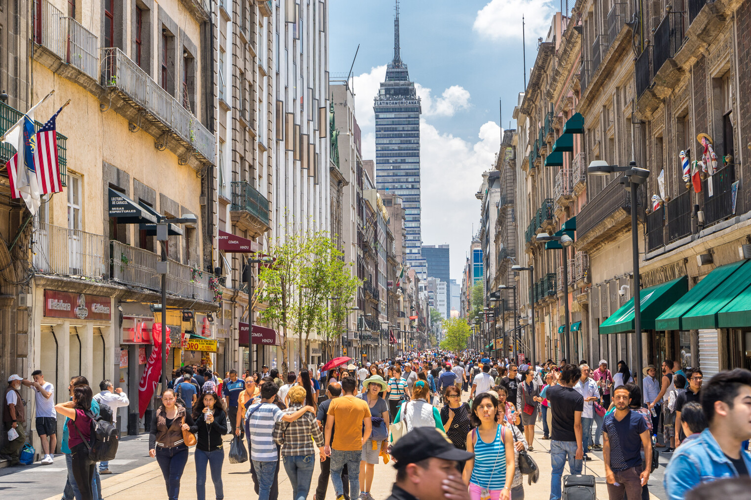 Une rue de Mexico City avec de nombreux passants