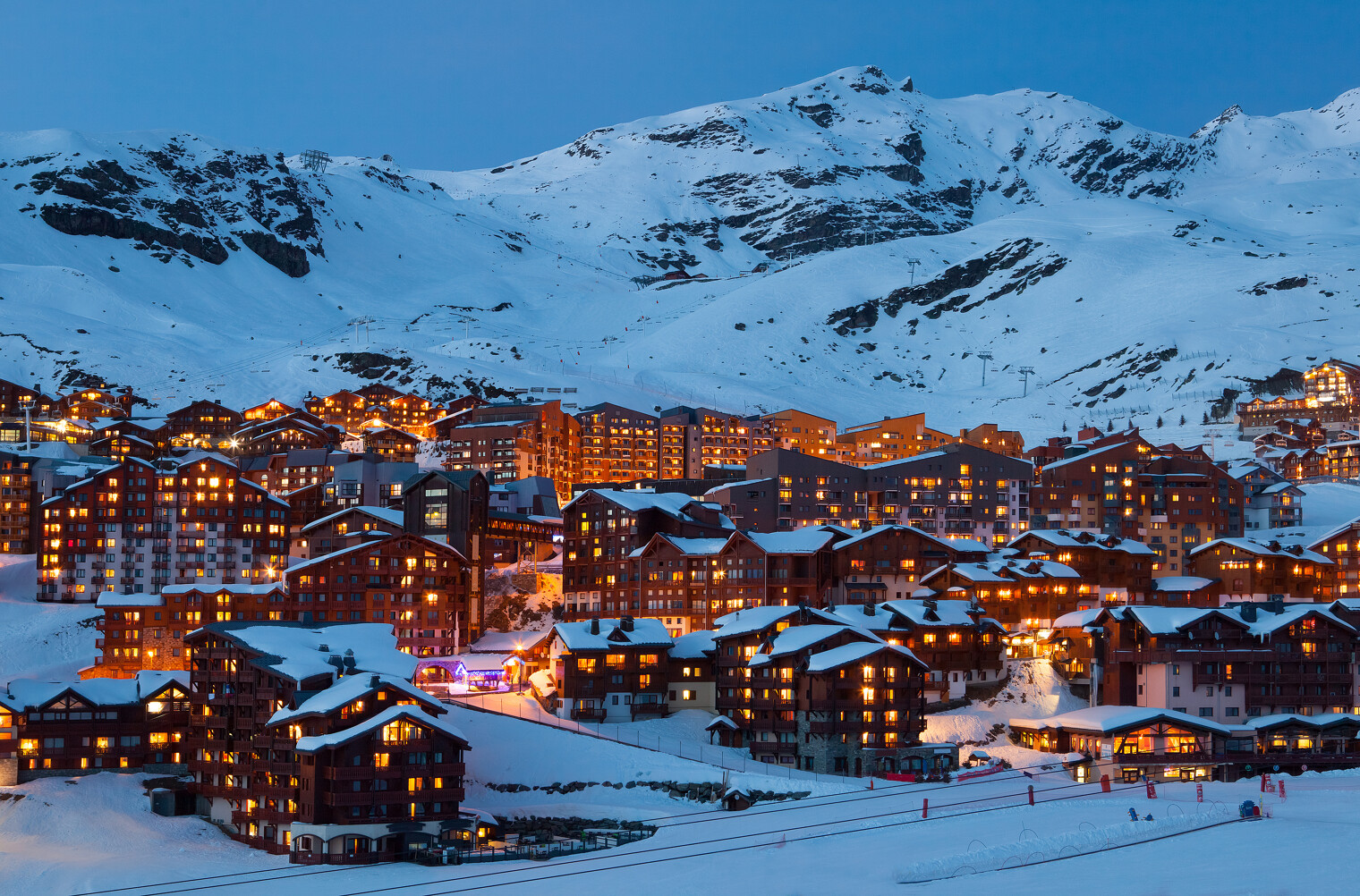Le village de Val Thorens sous la neige à la tombée de la nuit