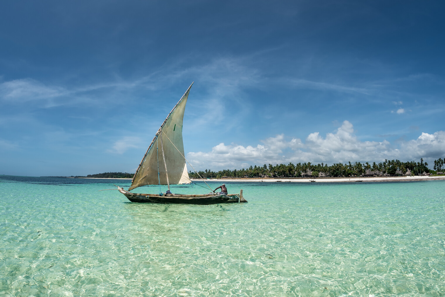 Un voilier traditionnel au milieu des eaux turquoise de Zanzibar