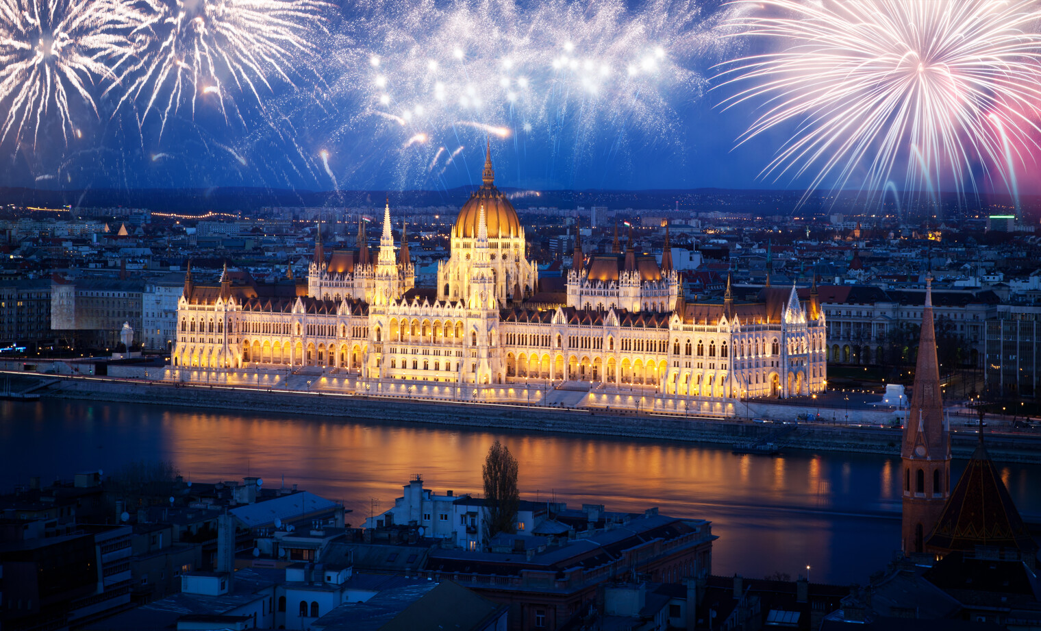 Feux d'artifice du Nouvel AN au dessus du Parlement de Budapest en Hongrie