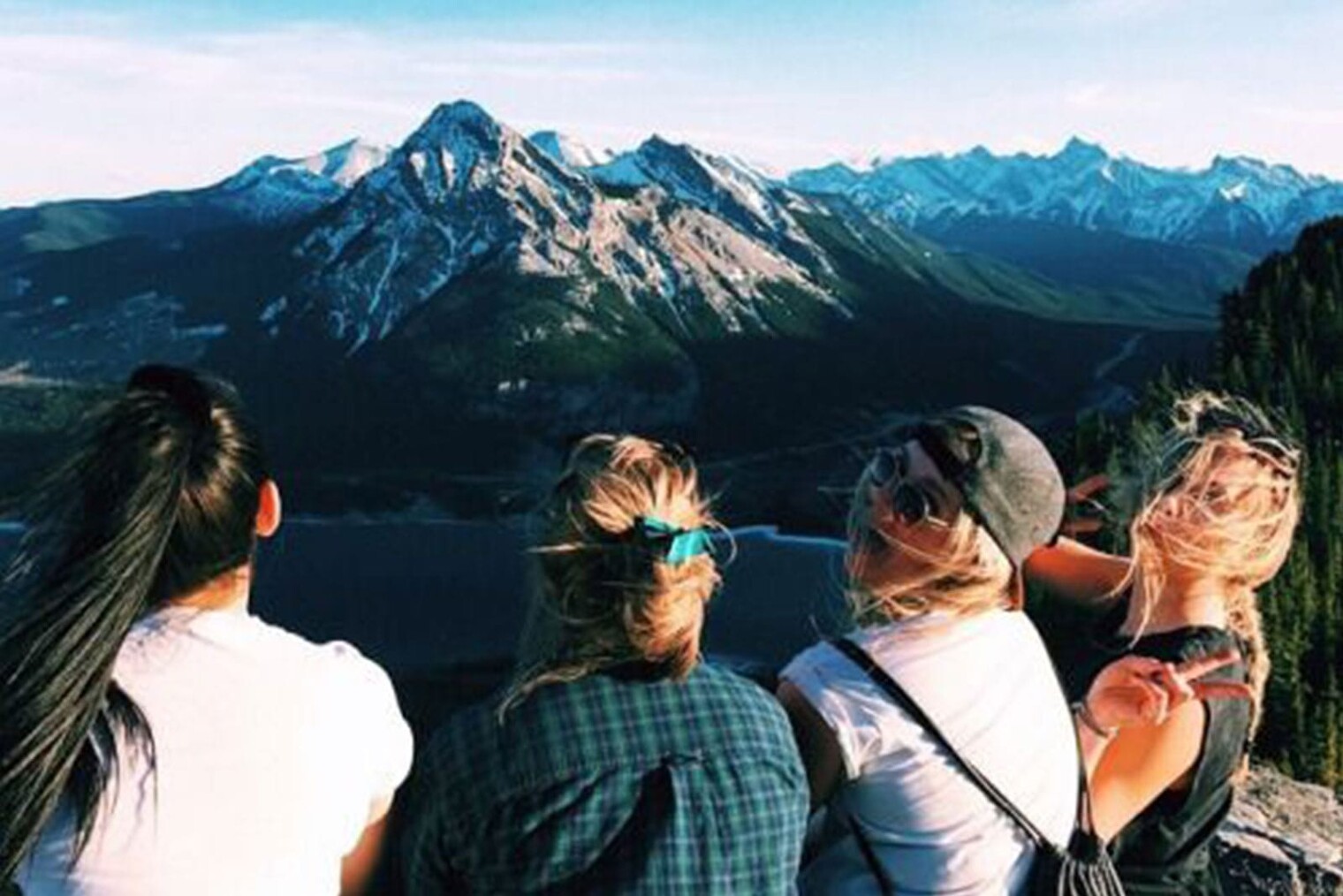 les copines admirant le paysage montagneux