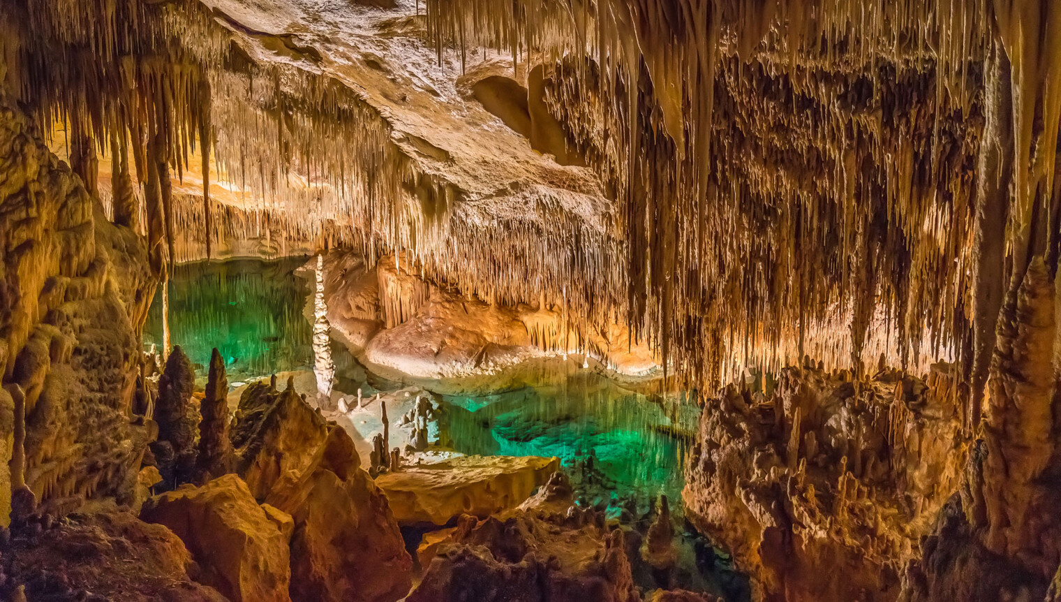 L'eau turquoise dans une des grottes