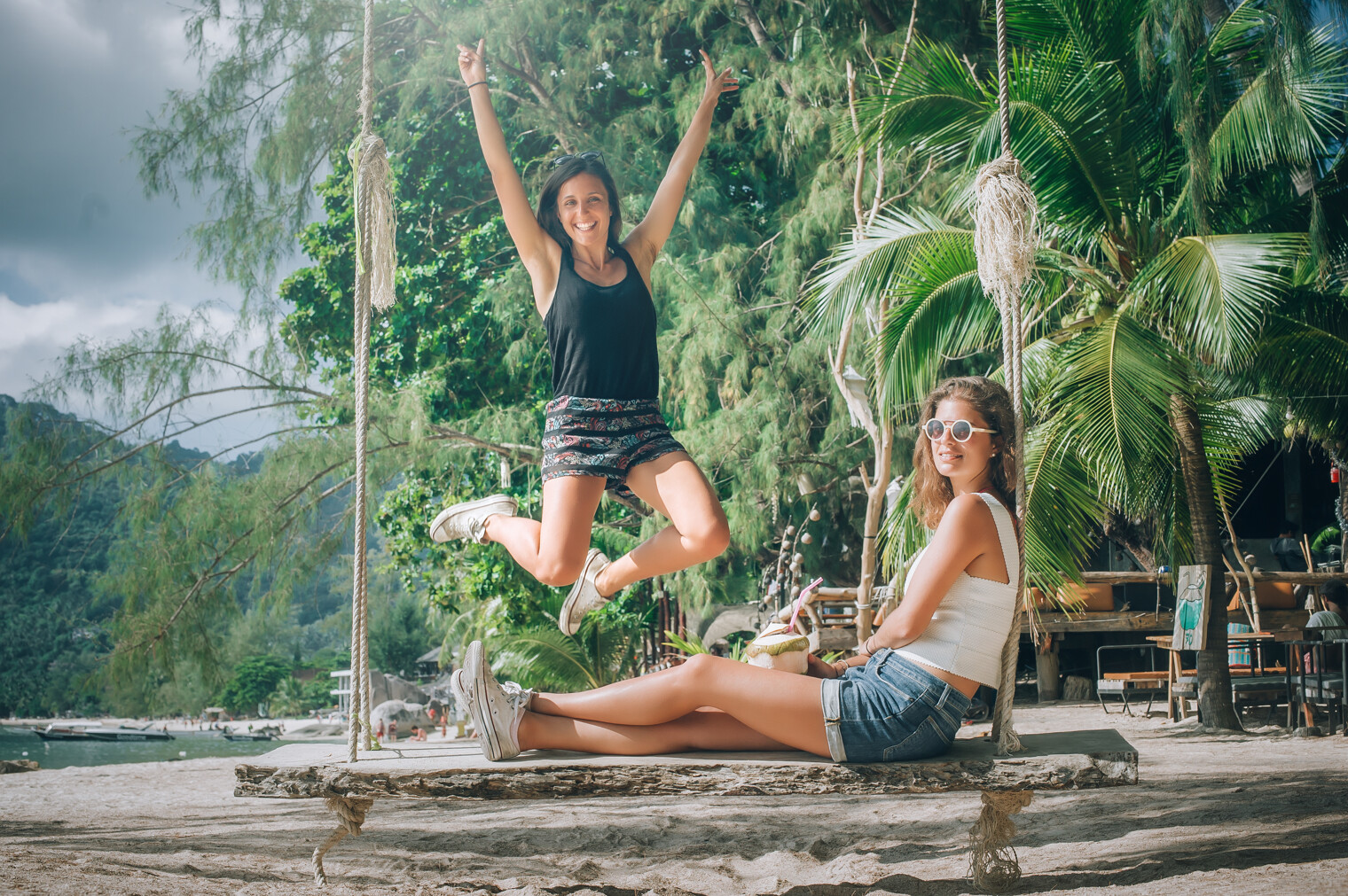 2 femmes sur une plage de Thaïlande