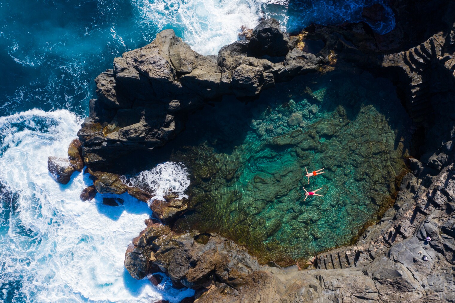 Vue aérienne sur une piscine naturelle rocheuse à Ténérife aux îles Canaries