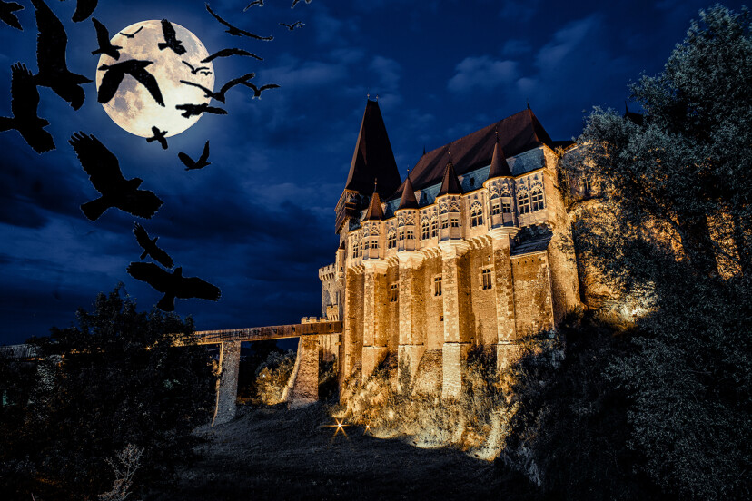 château médiéval de l'Hunedoara en Transylvanie, de nuit avec des corbeaux