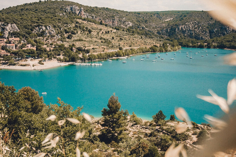 Vue sur une baie d'eau turquoise et de paysages rocailleux