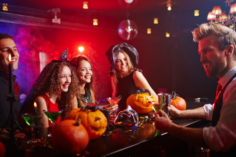 3 filles déguisées à une soirée d'Halloween dans un bar